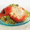 Met geitenkaas gevulde tomaten