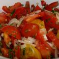 Verse tomatensalade met meerdere soorten tomaten