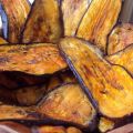 Gekruide aubergineplakken uit de oven.