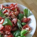 Salade met tomaat, basilicum en pijnboompitten