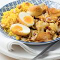 Oosterse koolschotel met ei en gele rijst