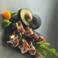 Rauwe hamrolletjes met feta als voorgerecht.