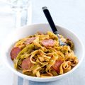 Paglia e fieno con pesto rosso e salame