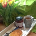 Onbijt op bed met Amerikaanse biscuit