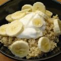 Quinoaontbijt met banaan en Griekse yoghurt