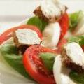 Salade caprese met boursin croutons