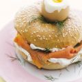 Eierdopbagel met zalm en roomkaas