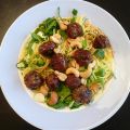 Noedelsalade met gehaktballetjes