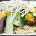 Eiernoedels met runderreepjes, mango en taugé[...]