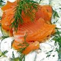 Romige komkommersalade met gerookte zalmsnippers