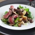 Salade met paddenstoelen en gegrilde biefstuk