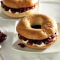 Bagel met rood winterfruit