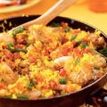 Spaanse rijstschotel met kip en garnalen