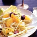 Venkel-sinaasappelsalade met andijvie en olijven