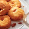 Kruidige appelbeignets met geitenkaas
