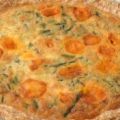 Hartige taart met zalm en asperges
