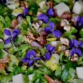 Spruitjessalade met walnoten en viooltjes