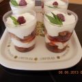 Frambozen-cantuccini trifle in een glaasje