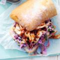 Sandwich met gepocheerde kip & koolsalade